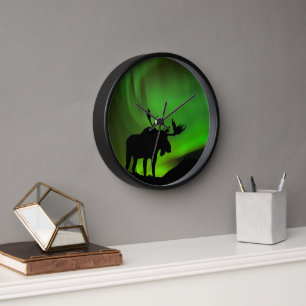 Horloge Élan avec aurore boréale verte, Alaska