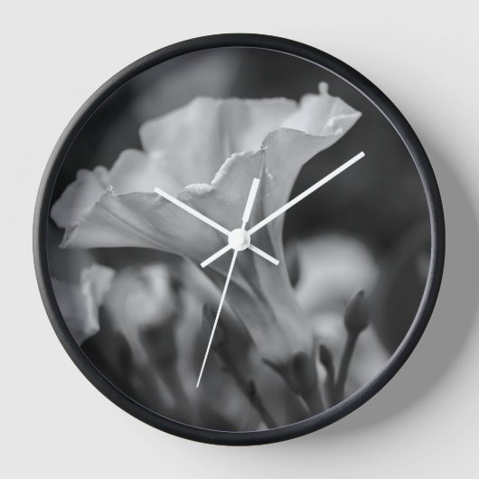 Horloge Élégance intemporelle : Floral noir et blanc (Recto)