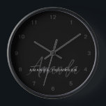 Horloge Élégant Moderne Personnalisé Avec Le Nom Monogramm<br><div class="desc">Élevez votre décor de maison avec notre Blackout Sleek Elégant Moderne Personnalisé Avec Nom Monogram Horloge. Cette horloge murale finement conçue mêle harmonieusement esthétique contemporaine et touche personnalisée, ce qui en fait un complément élégant et fonctionnel à toute pièce. Doté de votre nom et d'un monogramme dans un style noir...</div>