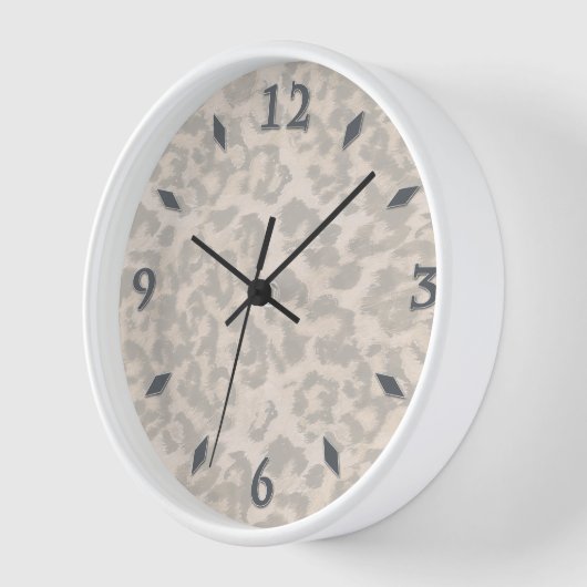 Horloge empreinte de léopard beige. (Angle)