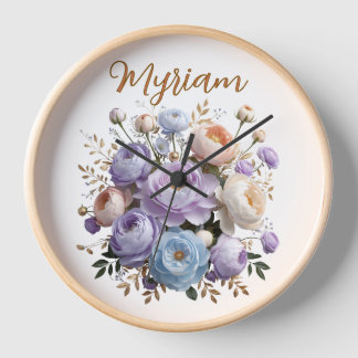 Horloge en bois à monogramme floral or élégante pi