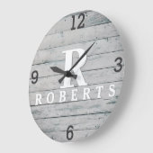 Horloge en Bois Flotté Gris Monogramme Rustique (Angle)