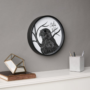 Horloge Faucon pèlerin dans les branches de l'arbre avec é