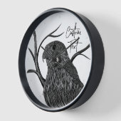 Horloge Faucon pèlerin dans les branches de l'arbre avec é (Angle)