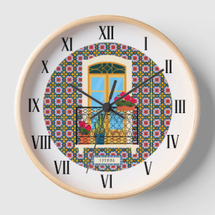 Horloge Fenêtre de la maison de Lisbonne avec plantes et c