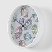 Horloge Feuilles ajourées sur fond gris clair (Angle)