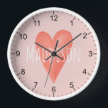 Horloge Filles mignonnes Aquarelle Whimsical Rose Coeur En<br><div class="desc">Ce design d'horloge pour enfants mignon et capricieux présente un coeur d'aquarelle rose,  et peut être personnalisé avec votre nom de fille. Parfait pour un enfant qui aime le rose. Décor parfait pour une chambre d'enfants ou une crèche pour bébés filles !</div>