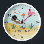 Horloge Filles mignonnes et magiques sous la mer Sirène en<br><div class="desc">Cette horloge mignonne et capricieuse pour enfants présente une sirène magique sous la mer portant un Afro naturel et une queue rose, avec un poisson assorti sur le dos. Le sac peut être personnalisé avec votre nom de fille, le cadeau parfait pour tous les amateurs de sirènes, un décor parfait...</div>