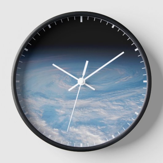 Horloge Formation De Nuages Circulaires Sur L'Océan Pacifi (Recto)