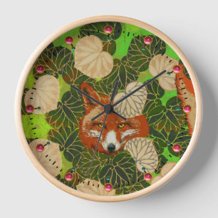 HORLOGE FOX ROUGE PARMI LES FEUILLES VERTS ET LE FOLIAGE