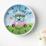 Horloge Fun Golf Course Nom du panier Tee Time<br><div class="desc">Une horloge murale unique sur mesure pour amoureux du golf - fait avec goût - prêt à courir le terrain - pittoresque - chariot et clubs - et personnalisez comme vous le souhaitez dans un cadre en bois élégant. C'est un grand cadeau pour tous les amoureux du golf de dame...</div>