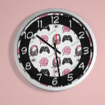 Horloge Gamer Girl rose et noir<br><div class="desc">Jouer à l'horloge thématique avec des graphismes rose, gris et noir tels que casques, contrôleurs et niveau de texte vers le haut.</div>
