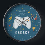 Horloge Garçons Cool Vidéo contrôleur Jeu pour enfants Jeu<br><div class="desc">Ce design d'horloge cool bleu coutume pour enfants et ados comprend un design de jeu vidéo de dessin animé bleu, avec un contrôleur, casque, pièces de jeu, coeur de santé, boulon éclairant, "zone de jeu", étoiles et trophée. Il y a aussi de la place pour ajouter votre nom de garçon...</div>