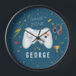 Horloge Garçons Cool Vidéo contrôleur Jeu pour enfants Jeu<br><div class="desc">Ce design d'horloge cool bleu coutume pour enfants et ados comprend un design de jeu vidéo de dessin animé bleu, avec un contrôleur, casque, pièces de jeu, coeur de santé, boulon éclairant, "zone de jeu", étoiles et trophée. Il y a aussi de la place pour ajouter votre nom de garçon...</div>