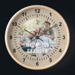 Horloge Grand-père de photo moderne Script Coeur<br><div class="desc">Photo moderne Grandpa Script Heart Wall Horloge présente votre photo préférée avec le texte "We (heart) you Grandpa" dans une superposition de typographie blanche moderne. Personnalisez en modifiant le texte dans la zone de texte fournie. Conçu par ©Evco Studio www.zazzle.com/store/evcostudio</div>