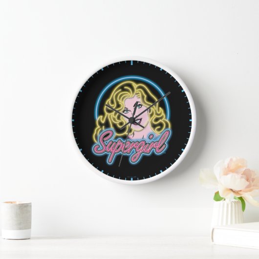 Horloge Graphique des lumières de Neon Retro Supergirl (Maison)