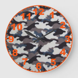 Horloge grise de camouflage avec des nombres