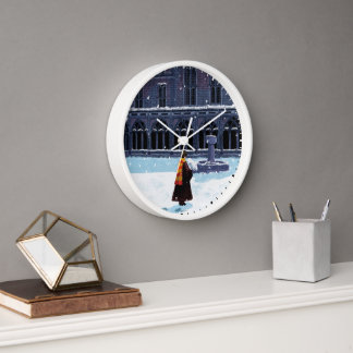 Horloge HARRY POTTER™ et Hedwig dans la cour de HOGWARTS™