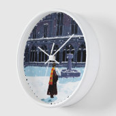 Horloge HARRY POTTER™ et Hedwig dans la cour de HOGWARTS™ (Angle)