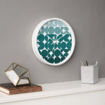 Horloge Hip Abstrait demi-cercles Fusion Art Motif<br><div class="desc">Beau pastel contemporain, bleu clair, moyen et foncé aqua seaglass bleu turquoise vert et blanc cercles géométriques et demi-cercles motif sur un arrière - plan blanc croustillant. Elégant, élégant et éclectique design minimalisme pour le décorateur artistique, décorateur artistique, branché populaire, style d'art rétro vintage ou abstrait amateur de motifs géométriques...</div>