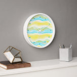 Horloge Hip Artistic Abstrait Rétro Cool Wave Art Motif<br><div class="desc">Belle vague artistique contemporaine colorée tourbillonne motif. Design hipster original, branché, moderne et fantaisiste pour l'élégante fashionista artistique ou l'art de la mode diva, branché, style d'art rétro vintage ou l'abstrait amateur de motifs géométriques numériques graphiques. Disponible sur une variété d'accents de décoration de maison moderne et d'accessoires inspirés de...</div>
