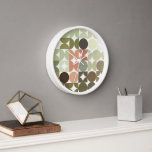 Horloge Hip demi-cercles Abstraits Fusion industrielle Art<br><div class="desc">Beau beige contemporain, marron taupe, vert olive, corail et orange rouille cercles géométriques et demi-cercles motif sur un arrière - plan blanc immaculé. Elégant, élégant et éclectique design minimalisme pour le décorateur artistique, décorateur artistique, branché populaire, style d'art rétro vintage ou abstrait amateur de motifs géométriques numériques. Associez ce design...</div>