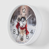 Horloge Husky Portant Une Écharpe D'Hiver Rouge (Angle)