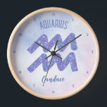 Horloge Joli Aquarius Astrologie Signal Personnalisé Viole<br><div class="desc">Cette jolie horloge astrologique personnalisée en violet et lavande présente votre signe astrologique du Zodiac dans une belle étincelle comme les constellations. Customisez ce joli cadeau de déco maison avec votre nom dans une belle écriture cursive pour quelqu'un qui a un anniversaire fin janvier ou début février.</div>