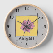 Horloge Joli doodé rose, ton nom, sur gris (Recto)