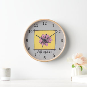 Horloge Joli doodé rose, ton nom, sur gris