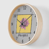 Horloge Joli doodé rose, ton nom, sur gris (Angle)
