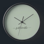 Horloge Juste respirer vert élégant script yoga<br><div class="desc">Horloge de yoga moderne avec un arrière - plan vert chic et un élégant script noir lettré à la main avec la citation "juste respirer".</div>