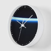 Horloge La fine ligne de l'atmosphère terrestre et une lun (Angle)