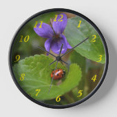 Horloge Ladybug sur les fleurs de violet doux (Recto)