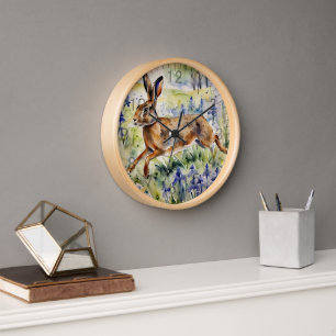 Horloge Lièvre courant à travers des jacinthes des bois