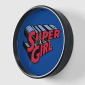 Horloge Logo du nom empilé de la superfille rouge et bleue (Angle)