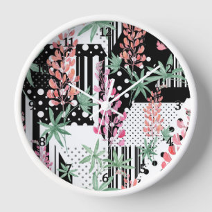 Horloge Lupins sur un fond noir et blanc en patchwork 