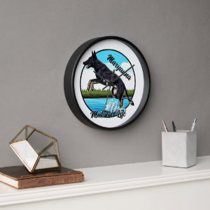 Horloge Malinois noir dans l'eau