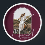 Horloge Mariage Arch Photo Bourgogne<br><div class="desc">Un garde spécial présente votre photo mariage dans un design élégant en arc avec le texte "Marié" dans le texte chic avec vos noms et la date mariage sur une horloge murale arrière - plan bordeaux. Un beau cadeau pour votre famille et un souvenir fabuleux à présenter dans votre propre...</div>