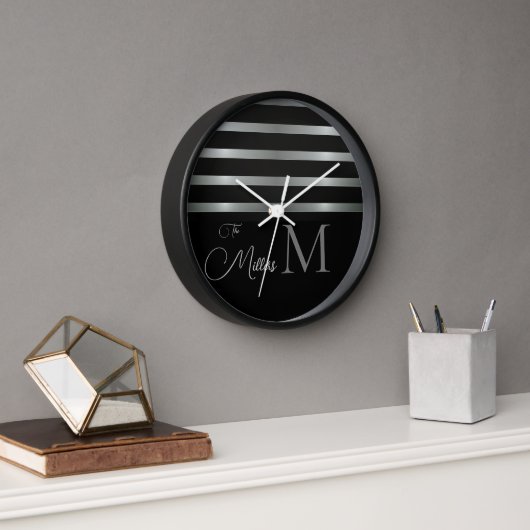 Horloge Monogram Modern Silver Stripes Nom de famille (Bureau)