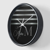 Horloge Monogram Modern Silver Stripes Nom de famille (Angle)