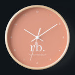 Horloge Monogramme Corail Pêche Élégante Feminine Minimali<br><div class="desc">Un design minimaliste monogramme avec de grandes initiales typographiques dans une police classique avec votre nom ci-dessous sur un arrière - plan de pêche au corail féminin. Le cadeau ou accessoire parfaitement personnalisé !</div>