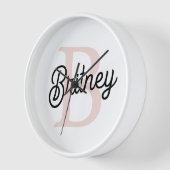 Horloge Monogramme et nom personnalisé moderne Pastel Pink (Angle)