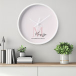 Horloge Monogramme minimal initial et nom Pastel rose<br><div class="desc">Ajoutez une touche d'élégance à votre maison ou à votre bureau avec notre Monogramme Minimaliste Initial & Nom Pastel Pink Wall Clock. Cette horloge chic présente un design élégant personnalisé avec votre nom et votre initiale, ce qui en fait un ajout élégant et fonctionnel à tout espace. L'arrière - plan...</div>