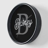 Horloge Monogramme moderne élégant Nom noir Gris noir Scri (Angle)
