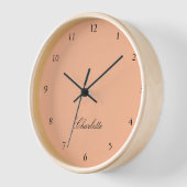 Horloge Monogramme Peach Moderne Minimaliste (Angle)