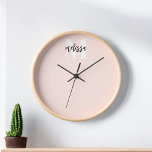 Horloge Monogramme Script Calligraphie rose<br><div class="desc">Monogramme combiné à la calligraphie de brosse.</div>