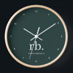 Horloge Monogramme vert foncé élégant minimaliste moderne<br><div class="desc">Un monogramme minimaliste avec de grandes initiales typographiques dans une police classique avec votre nom ci-dessous sur un arrière - plan vert foncé. Le cadeau ou accessoire parfaitement personnalisé !</div>