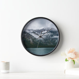 Horloge Montagnes neigeuses dans le brouillard