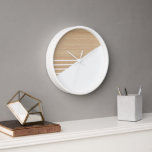 Horloge Motif Contemporain En Blocs Sur Faux Bois<br><div class="desc">Motif moderne à rayures blanches sur un arrière - plan en bois clair couleur beige clair. Classic rétro chic, élégant mais simple design de base pour la décoration de maison artistique concepteur de mode, populaire branché, fantaisie de style du milieu du siècle. Disponible sur des accents et accessoires intérieurs originaux,...</div>